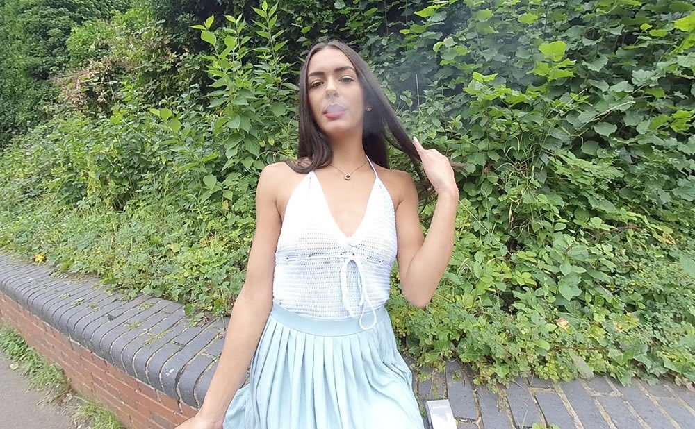 La fantasía de una mujer sexy fumando un cigarrillo en realidad virtual