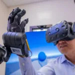 El guante electrotactil we tac brinda a los usuarios de realidad virtual un sentido del tacto hiperrealista