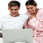 Las parejas que comparten sus habitos de ver pornografia tienen mejores relaciones segun estudio