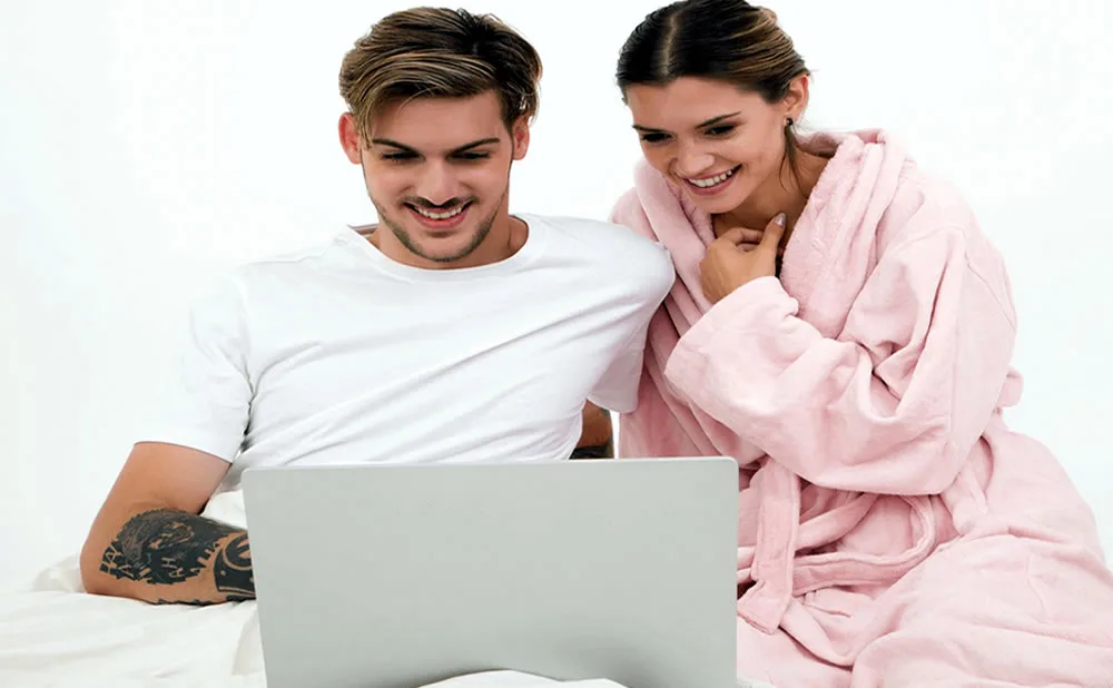Las parejas que comparten sus hábitos de ver pornografía tienen mejores relaciones, según un estudio