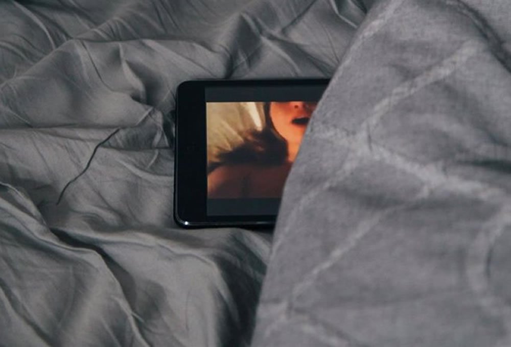 Google esta tomando medidas energicas contra la pornografia deepfake mediante la limitacion de la busqueda y la prohibicion de publicidad